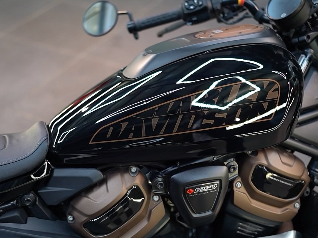 Harley-Davidson fuel tank and engine at Gear Heads, Patna